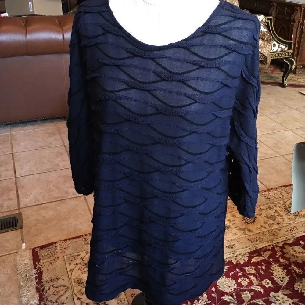 Textured Navy 3/4 Arm Length Top!